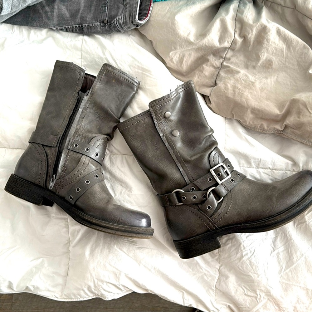 Zodiac “Faith” Distressed Motoboots 🖤